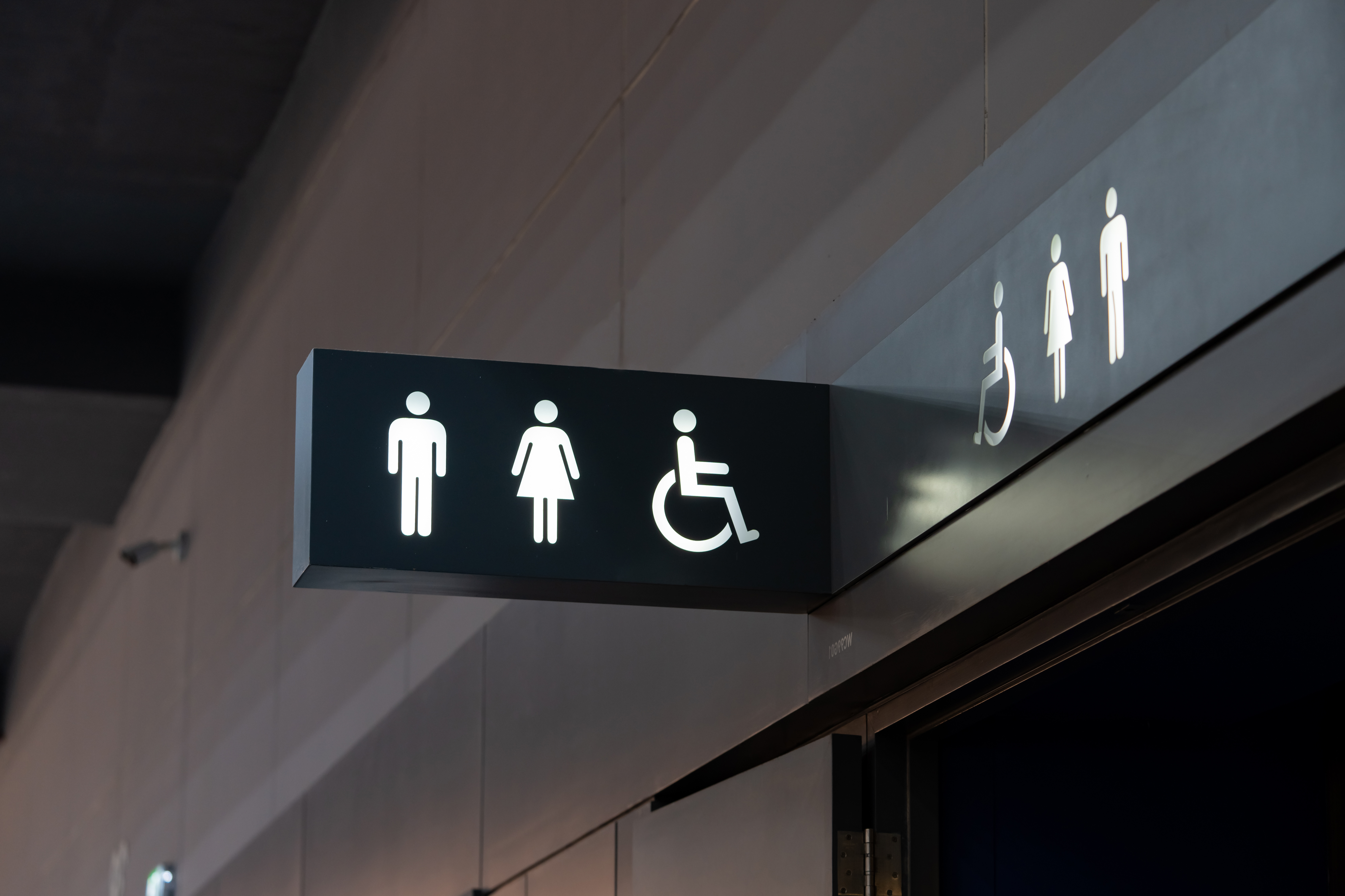 An image of a bathroom sign indicating that there are accessible bathrooms for people with disabilities.